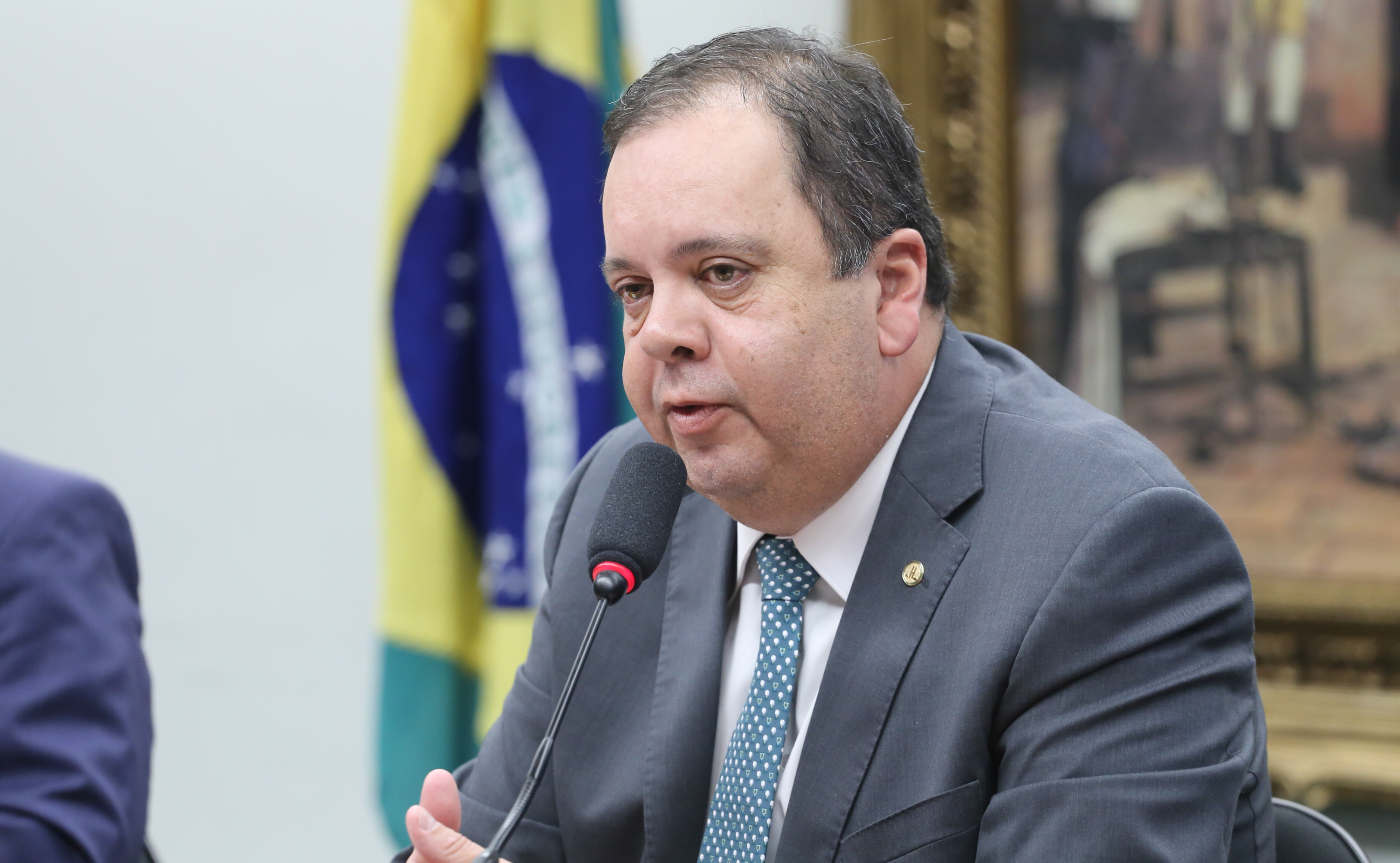 Deputado se diz “preto” em registro de candidatura e alega erro de digitação