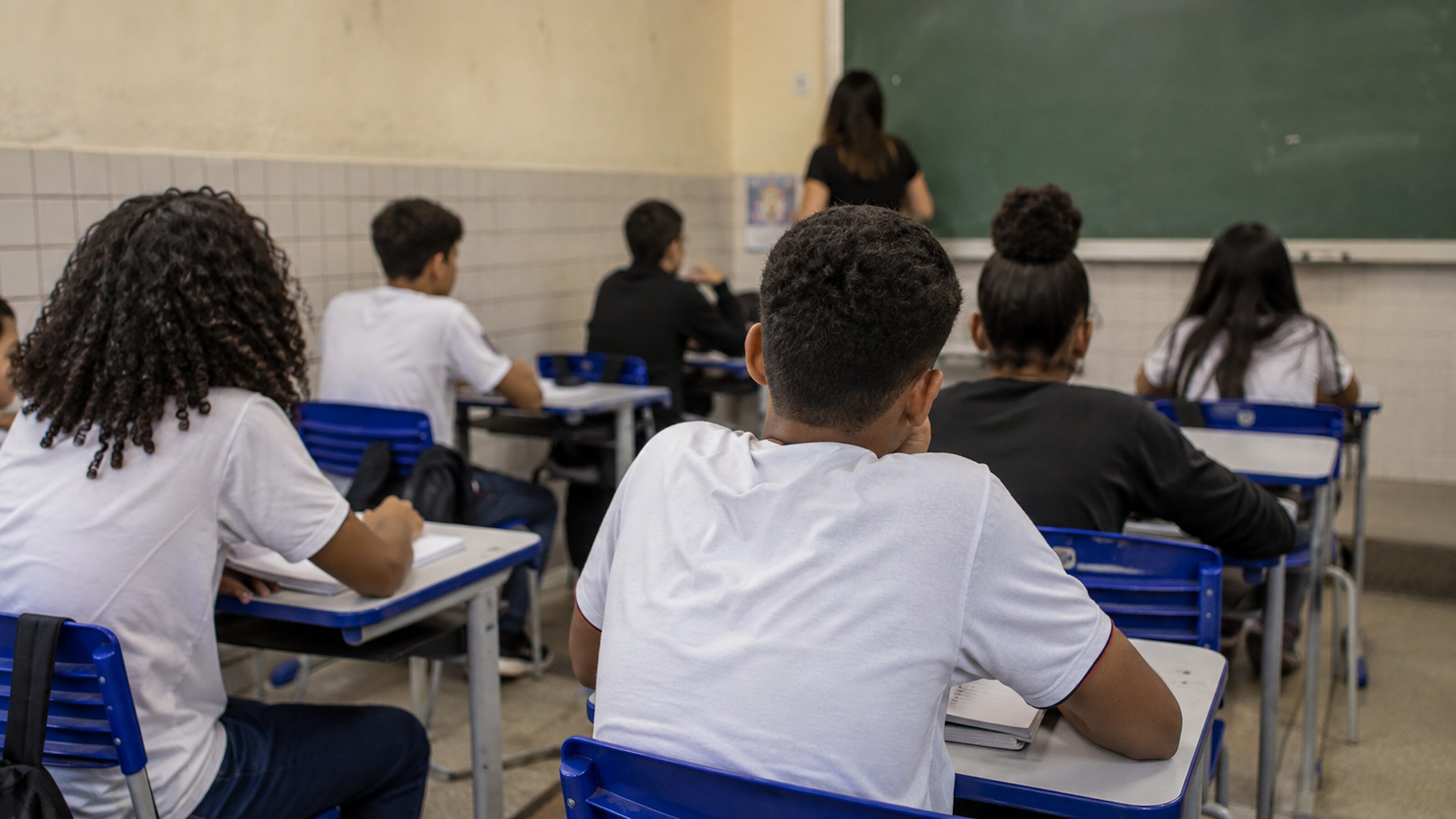 Ideb melhora, mas avanço é puxado pela alta aprovação nas escolas