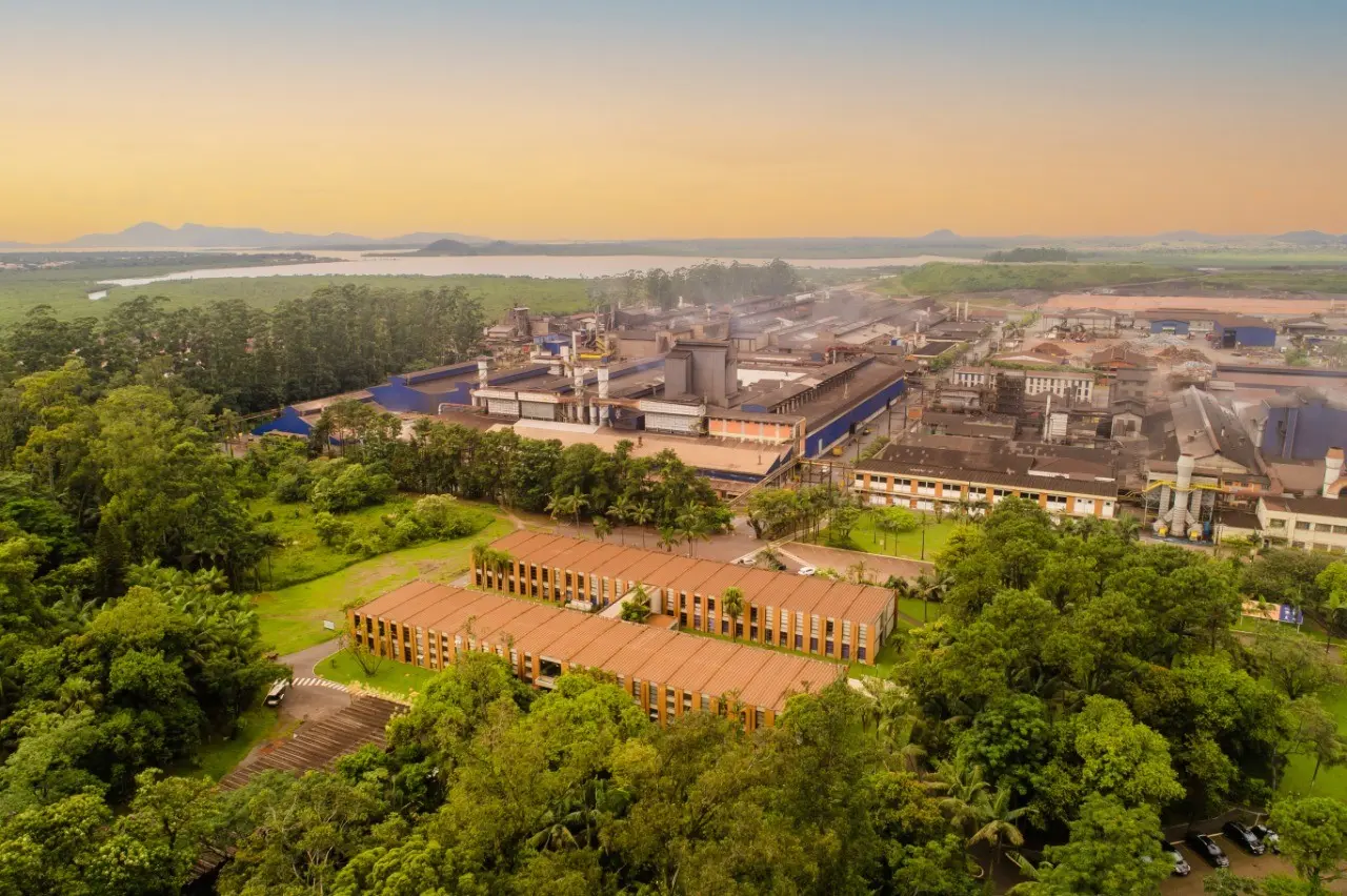 A industrialização de Santa Catarina nasceu em núcleos de imigração e deu origem a polos como o têxtil no Vale do Itajaí, o metalmecânico em Joinville e a agroindústria no Oeste.