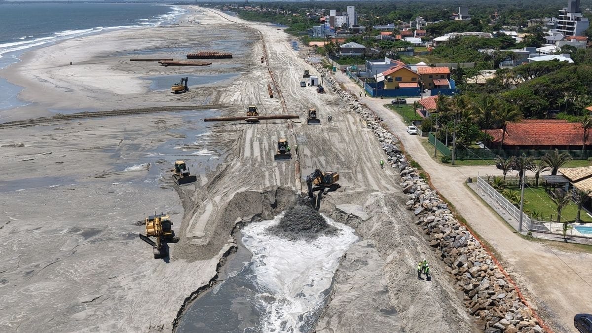 A etapa final do alargamento da praia de Itapoá prevê a recomposição de 800 metros na Figueira do Pontal.