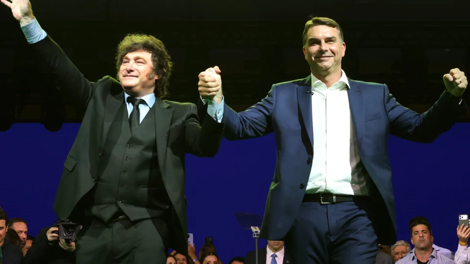 Flávio chama Milei de “estimado amigo” e promete reaproximação com Argentina em 2027.