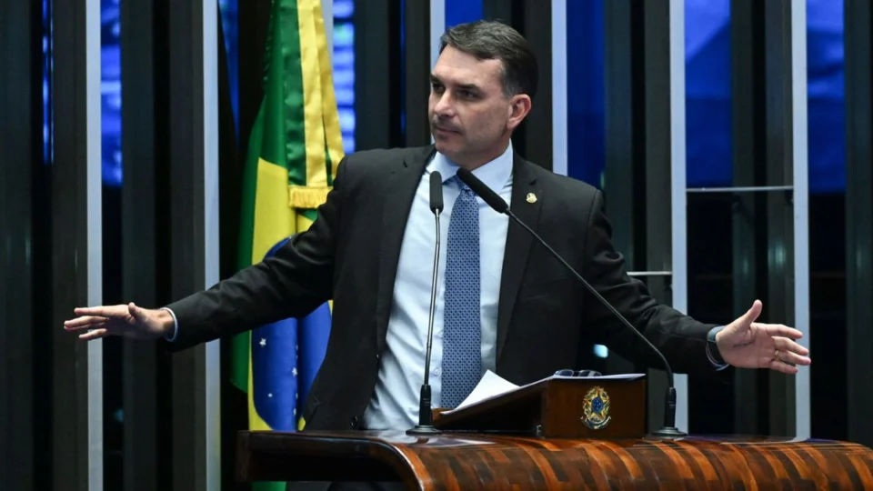 Flávio Bolsonaro anuncia 47 apoios ao Senado.
