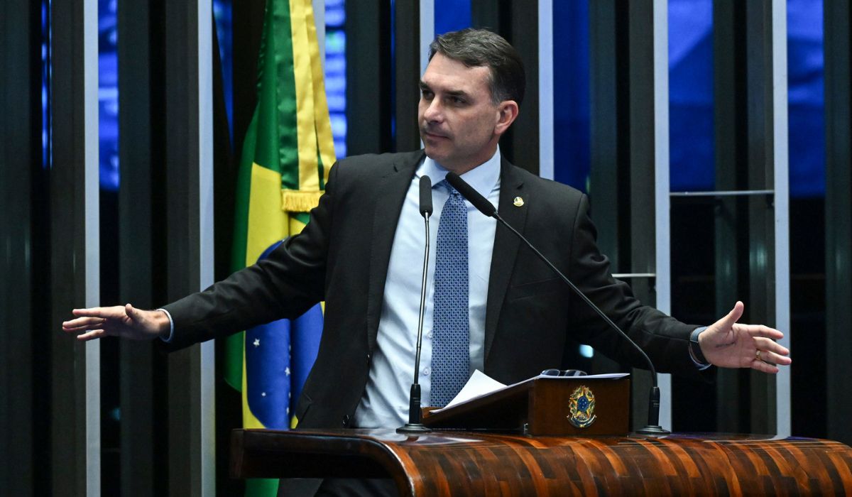 Flávio Bolsonaro apresenta lista de aliados e mira maioria no Senado em 2026