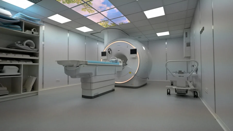 Tecnologia em hospital: cientistas avançam nas pesquisas para prevenir danos ao fígado e tumores associados ao envelhecimento.