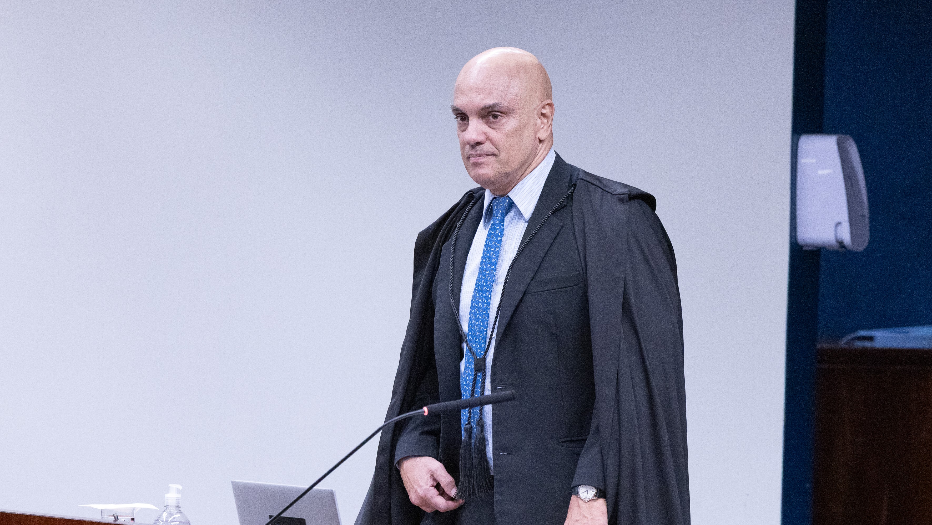 Moraes é confrontado por Zanin e sofre derrota em ação que pode reduzir penas do 8 de janeiro