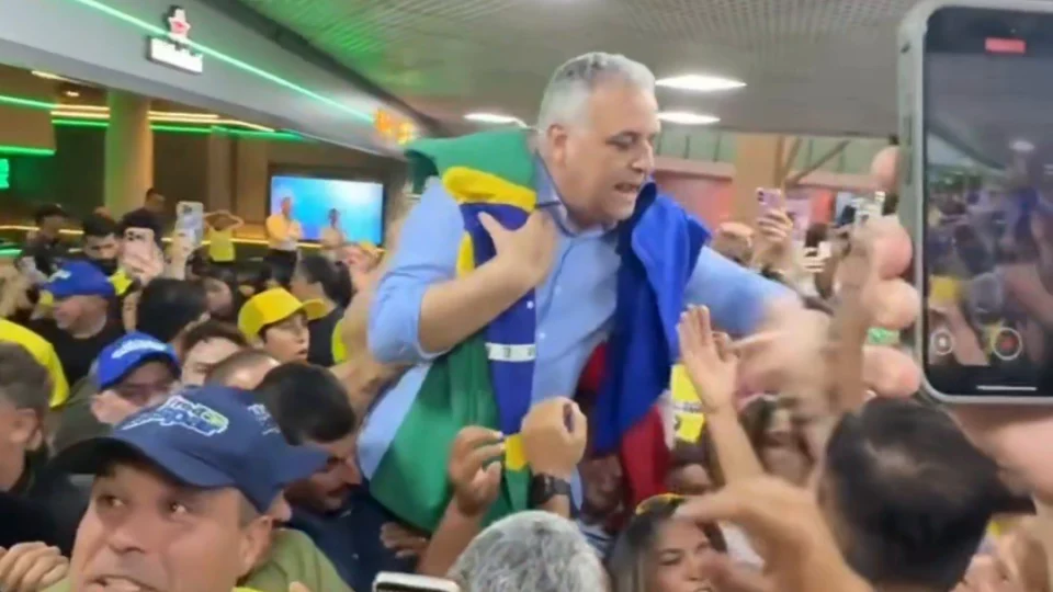 Alfredo Gaspar é recebido por apoiadores em Alagoas após ser anunciado como vice de Flávio Bolsonaro.