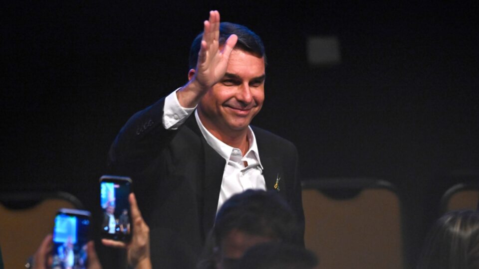 Flávio Bolsonaro critica raciocínio de Lula e diz que presidente sofre de “bidenização”