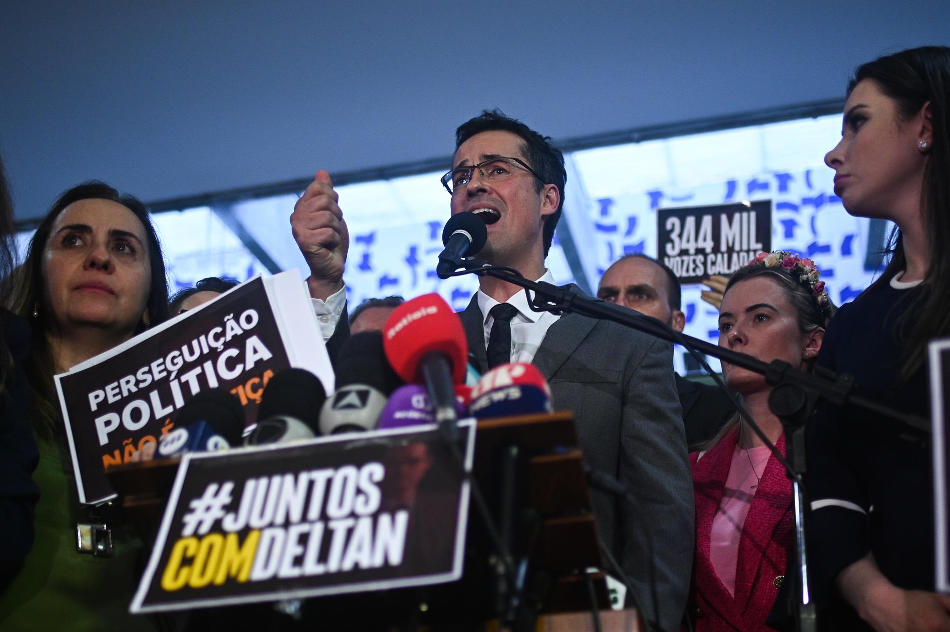 Dallagnol entrou na Justiça para confirmar elegibilidade no Paraná; por outro lado, condenados por corrupção podem ser beneficiados por mudanças na Lei da Ficha Limpa.