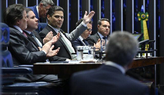 Centrão busca ampliar influência no Congresso a partir de 2027