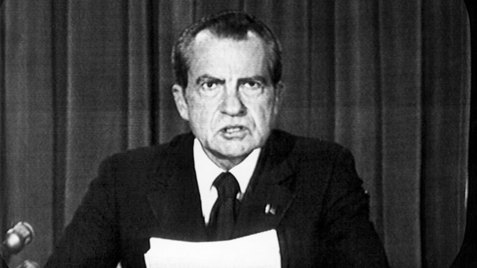 “Lamento profundamente quaisquer danos”: renúncia de Nixon faz aniversário