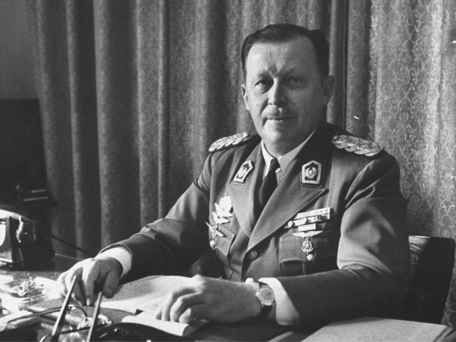 O ditador Alfredo Stroessner no auge do poder: oblívio.