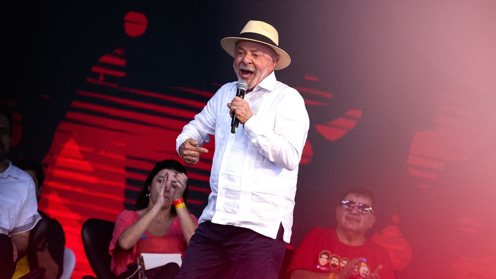 Lula promete 3 milhões de moradias, mas ato do MTST ganha clima de palanque