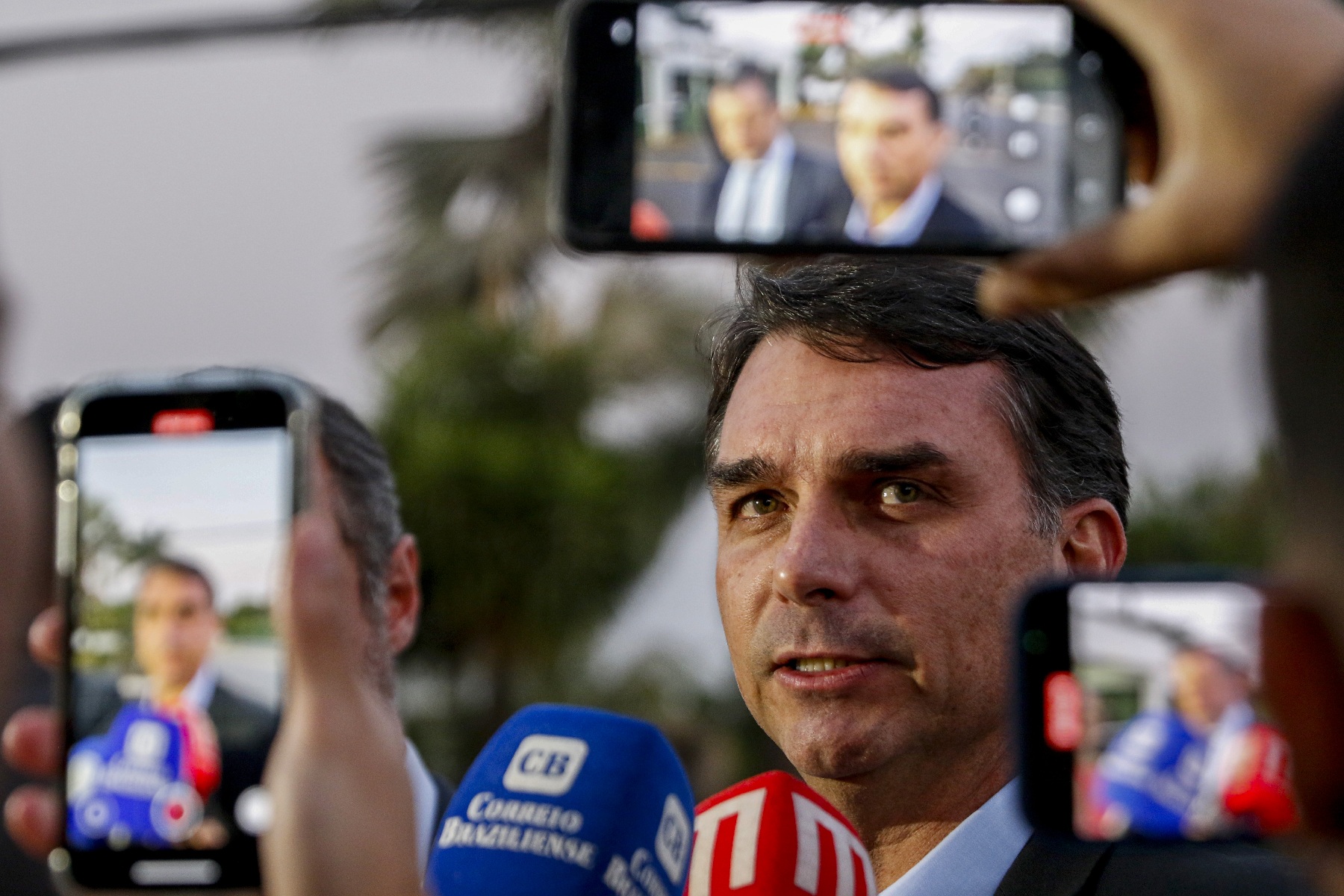 Flávio critica Moraes por proibir abraço entre Bolsonaro e filhos no Dia dos Pais