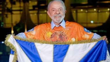 O presidente Lula com o estandarte da escola Acadêmicos de Niterói.