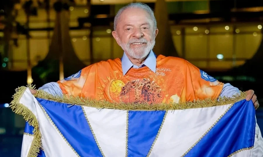 O presidente Lula com o estandarte da escola Acadêmicos de Niterói.