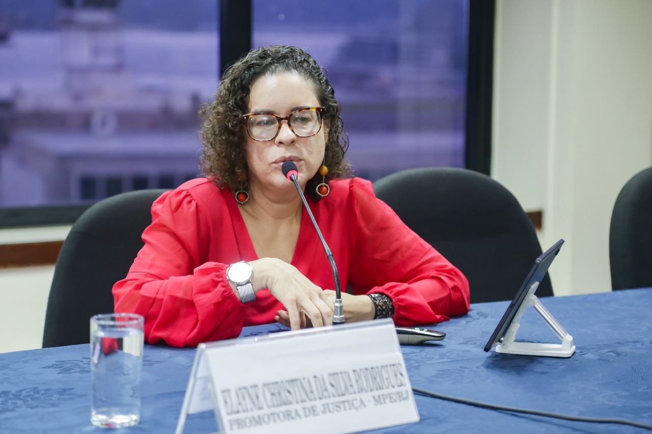 Quem está investigando a promotora que proibiu citar Deus em evento no Rio?