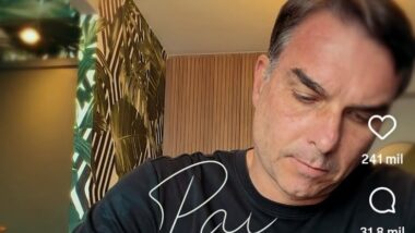 Flávio informa que a carta foi escrita no dia em que Alexandre de Moraes rejeitou o pedido da defesa para que ele e os irmãos Carlos e Jair Renan visitassem Bolsonaro no Dia dos Pais.