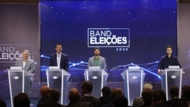 Candidatos ao governo do Rio se enfrentam em debate marcado por ataques a Paes e embates sobre segurança pública.