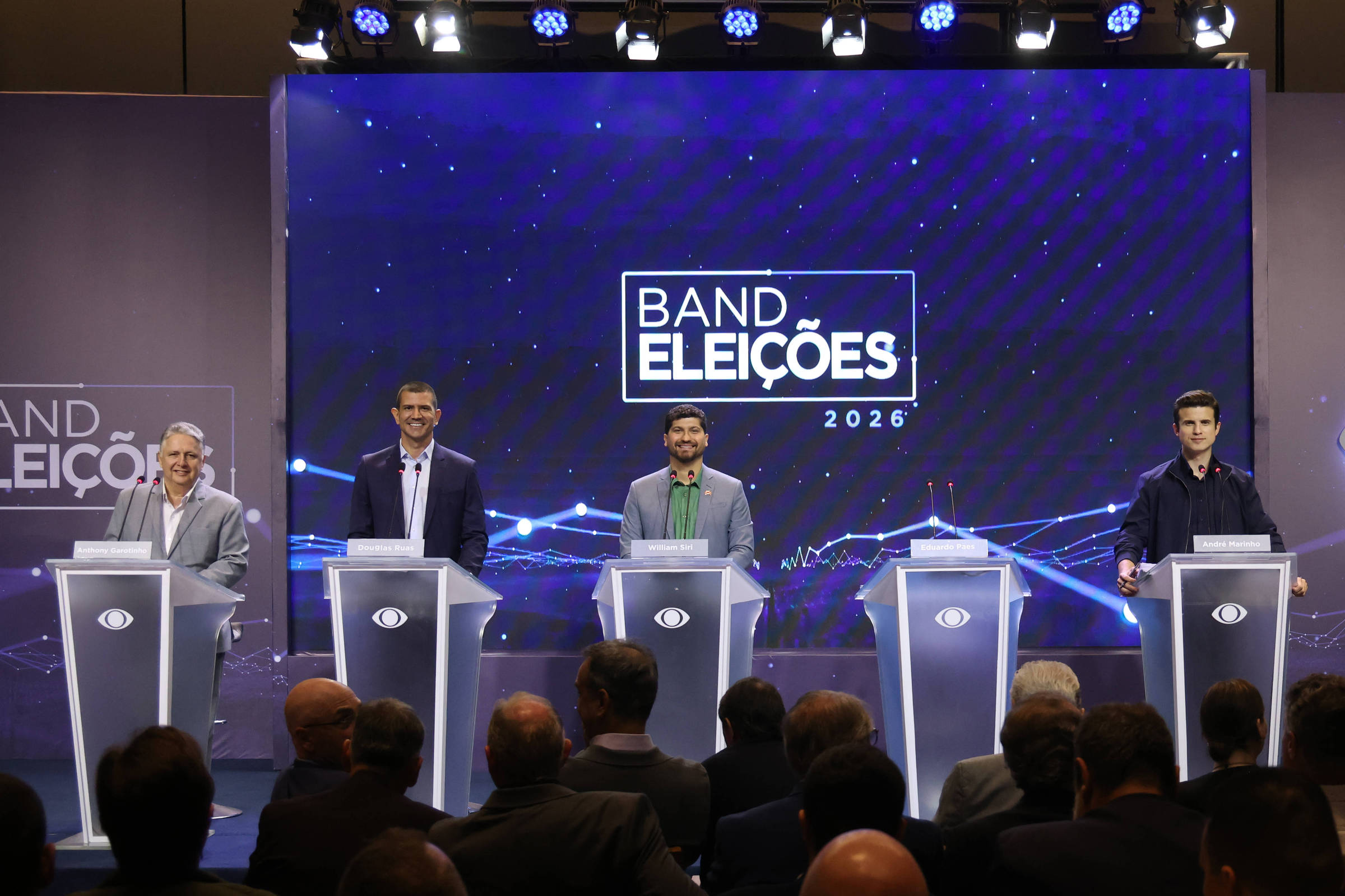 Candidatos ao governo do Rio se enfrentam em debate marcado por ataques a Paes e embates sobre segurança pública.
