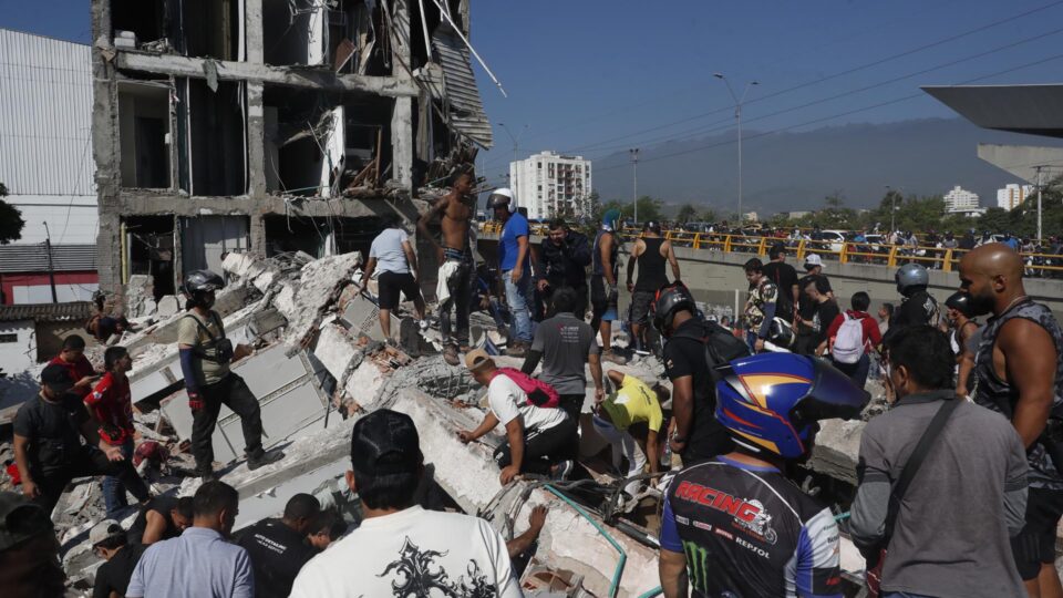 Terremoto deixa mortos, afeta aeroportos e provoca desabamento de prédios na Colômbia