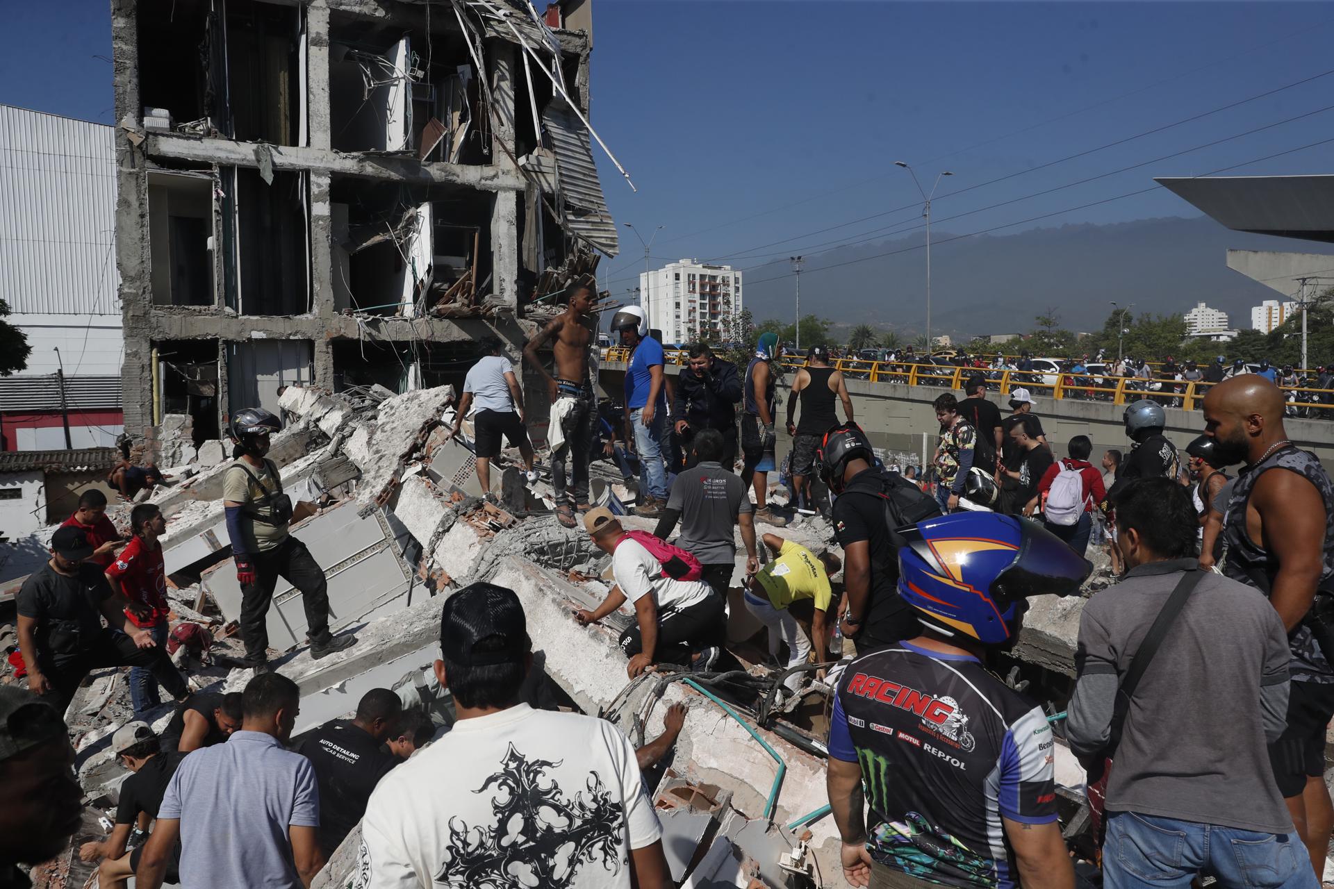 Terremoto deixa mortos, afeta aeroportos e provoca desabamento de prédios na Colômbia