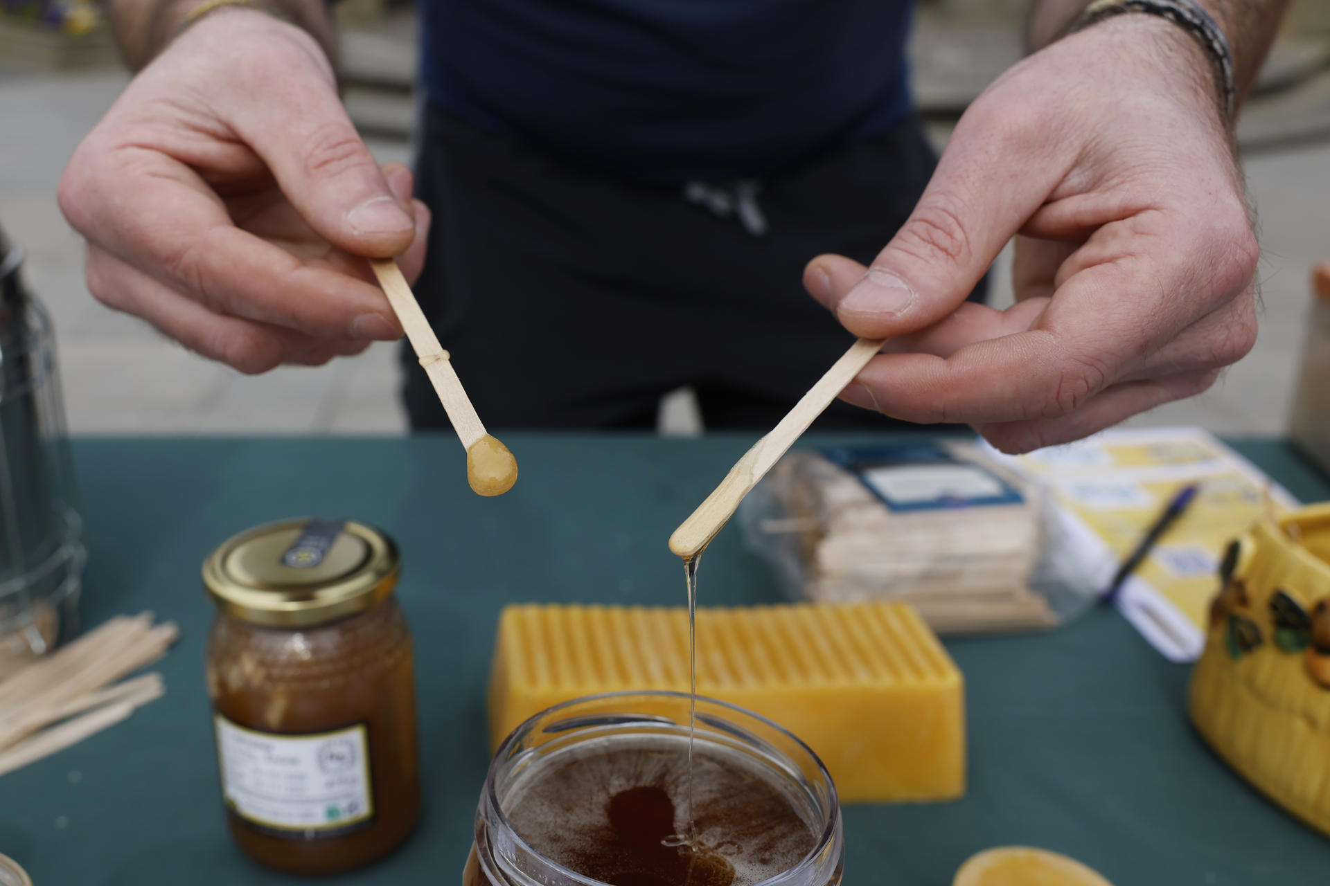 Açúcares naturais, provenientes de frutas, mel (foto) ou outros alimentos doces, têm sido fundamentais para o crescimento e a evolução do cérebro humano