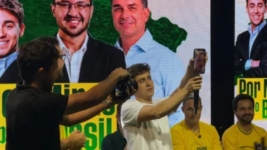 Nikolas Ferreira é o maior expoente da lógica dos puxadores de votos nacional, tendo transformado o poder de engajamento de suas redes sociais em voto, com fidelidade aos princípios conservadores e críticas contundentes ao governo Lula.