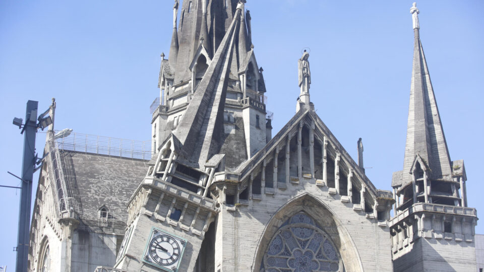 Terremoto derruba torre de catedral histórica na Colômbia