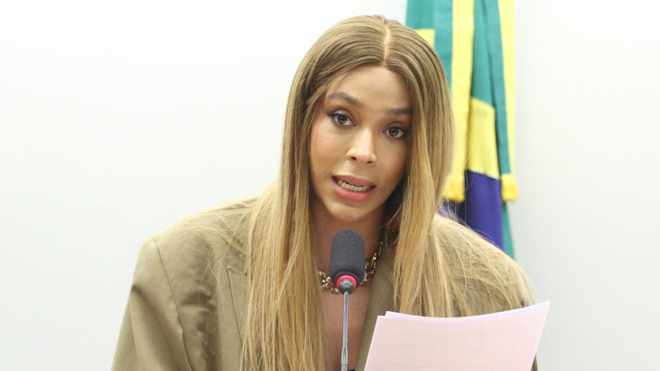 Após lançar candidatura, Hilton propõe ampliar benefício já existente sem estimar custos