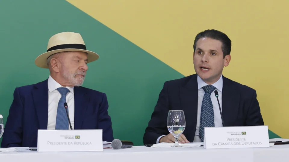 Presidente da Câmara optou por aguardar posicionamento do Republicanos e "gesto" de Lula, mas acabou aderindo ao projeto de reeleição.