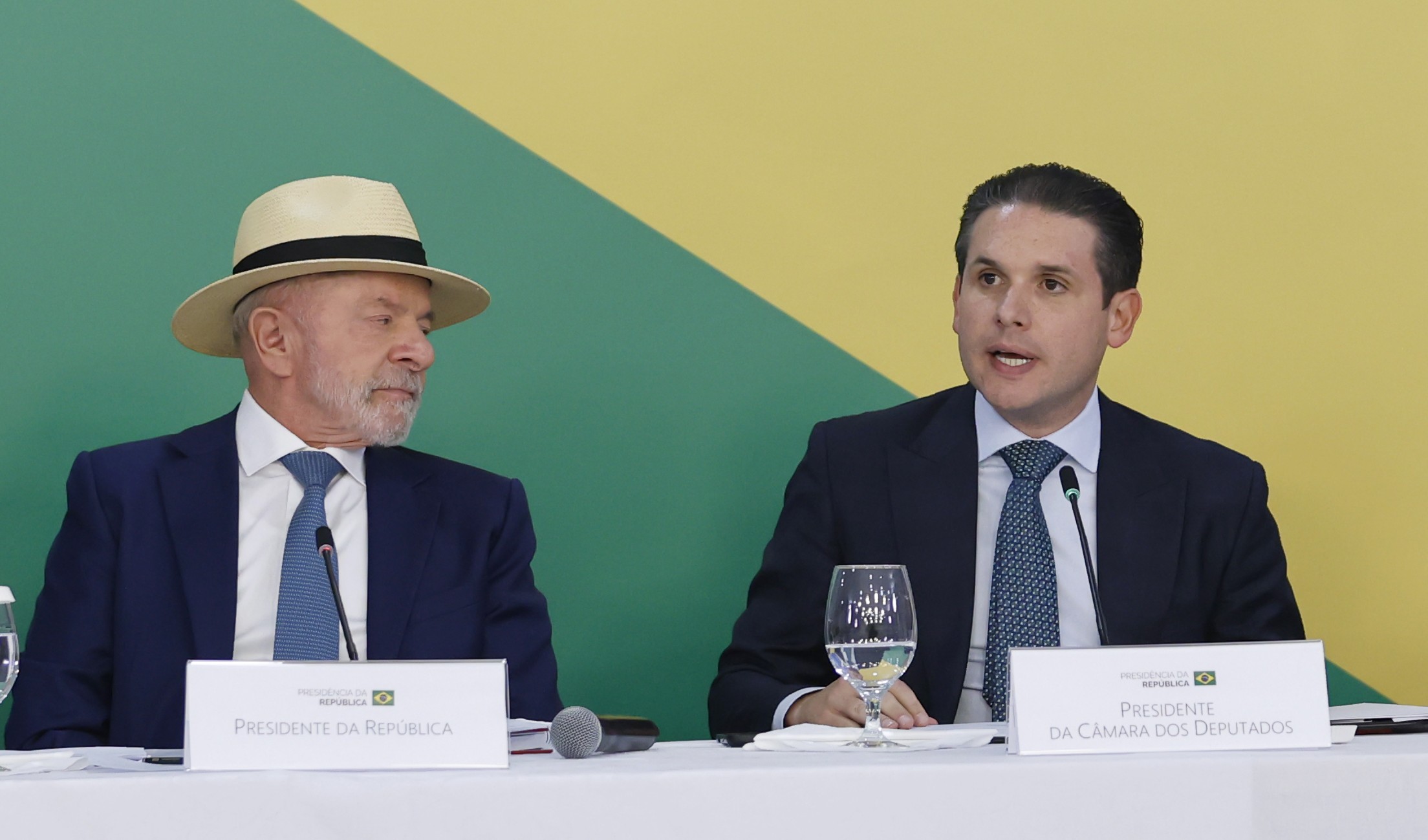 Hugo Motta declara apoio a Lula após cobrar “gestos”