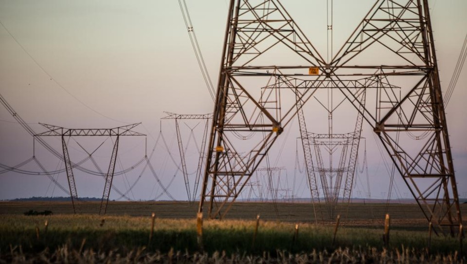 Energia elétrica brasileira supera custo de dezenas de nações e afeta empresas