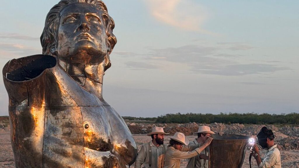 Escultores do Atelier Missor trabalham na montagem da estátua de Prometeu, erguida ao lado da base da SpaceX de Elon Musk, no Texas