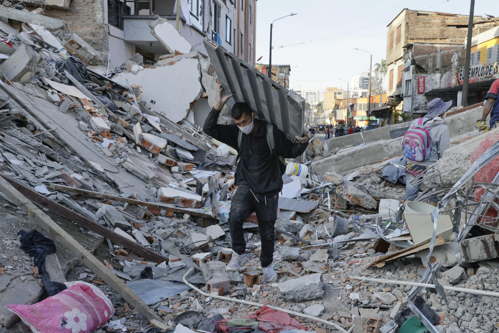 Em meio à tragédia do terremoto na Colômbia, Petro ironiza Espriella e Rubio