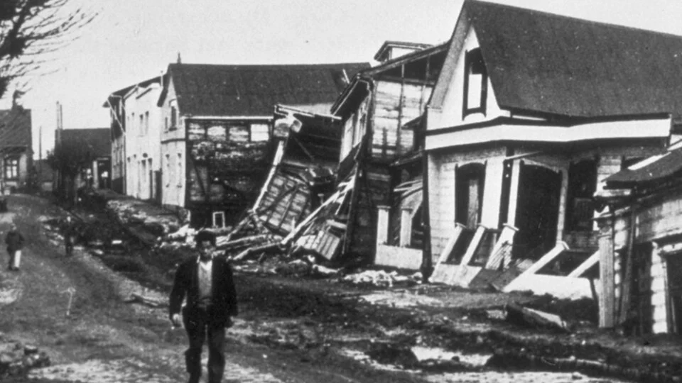 Parte da destruição provocada pelo terremoto de Valdivia, no Chile, em 1960, o maior terremoto da América do Sul e o mais intenso já registrado no mundo.