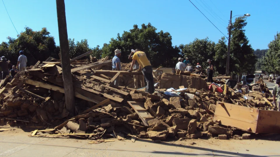 Moradores removem escombros após o terremoto de Maule, no Chile, em 2010, que atingiu magnitude 8,8 e provocou um tsunami.
