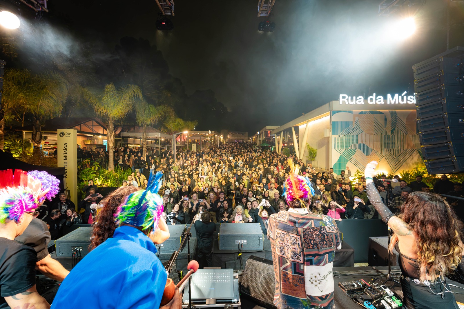 Rua da Música conecta espaços culturais e reúne opções de gastronomia e apresentações no Parque Jaime Lerner, em Curitiba.