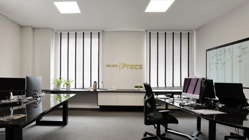 Estrutura e ambiente que refletem a solidez da PRECS: um espaço moderno, organizado e preparado para oferecer segurança, eficiência e profissionalismo em cada operação.