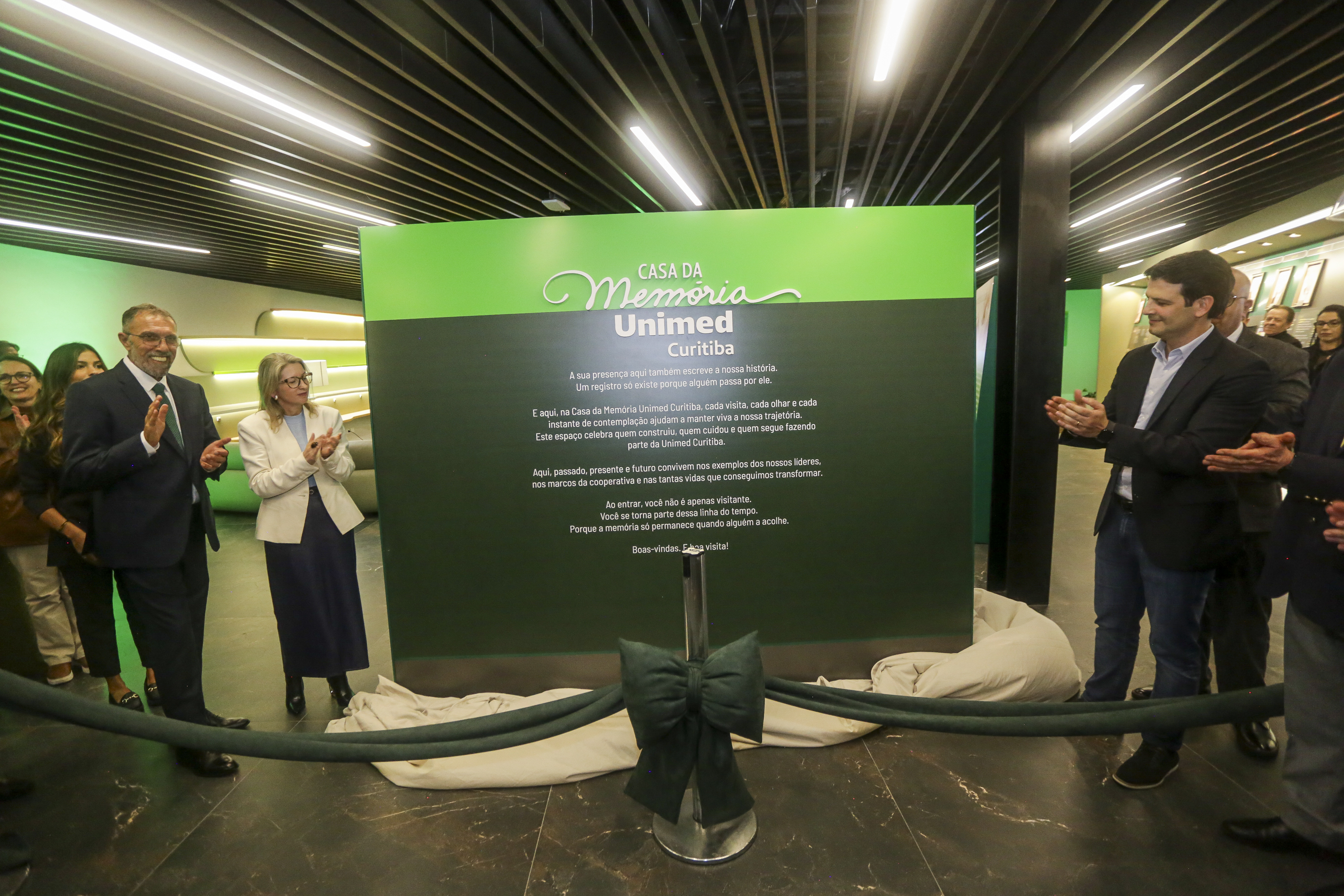 Rached Hajar Traya, Tatiane Filipak, secretária municipal de saúde, e Eduardo Pimentel, prefeito de Curitiba, inauguram a Casa da Memória