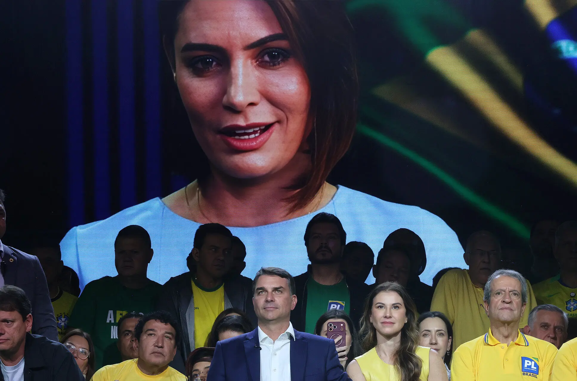 Michelle e Flávio Bolsonaro gravam vídeo juntos para a campanha presidencial.