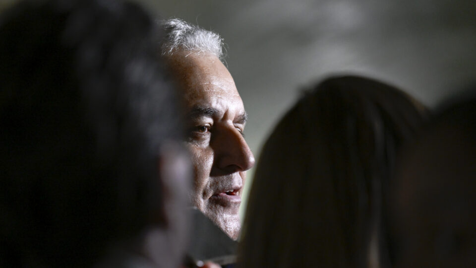 Flávio Bolsonaro descarta substituir Gaspar por acusações de petista