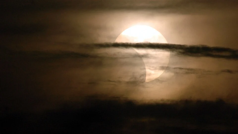 O eclipse solar reduz temporariamente a incidência de luz sobre a superfície terrestre, afetando também a geração de eletricidade por painéis fotovoltaicos.