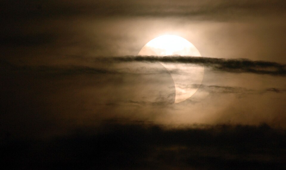 O eclipse solar reduz temporariamente a incidência de luz sobre a superfície terrestre, afetando também a geração de eletricidade por painéis fotovoltaicos.