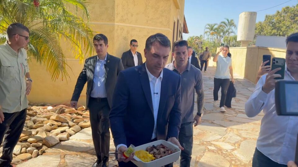 Flávio Bolsonaro critica Moraes por busca contra fonte de jornalista e oferece churrasco à imprensa