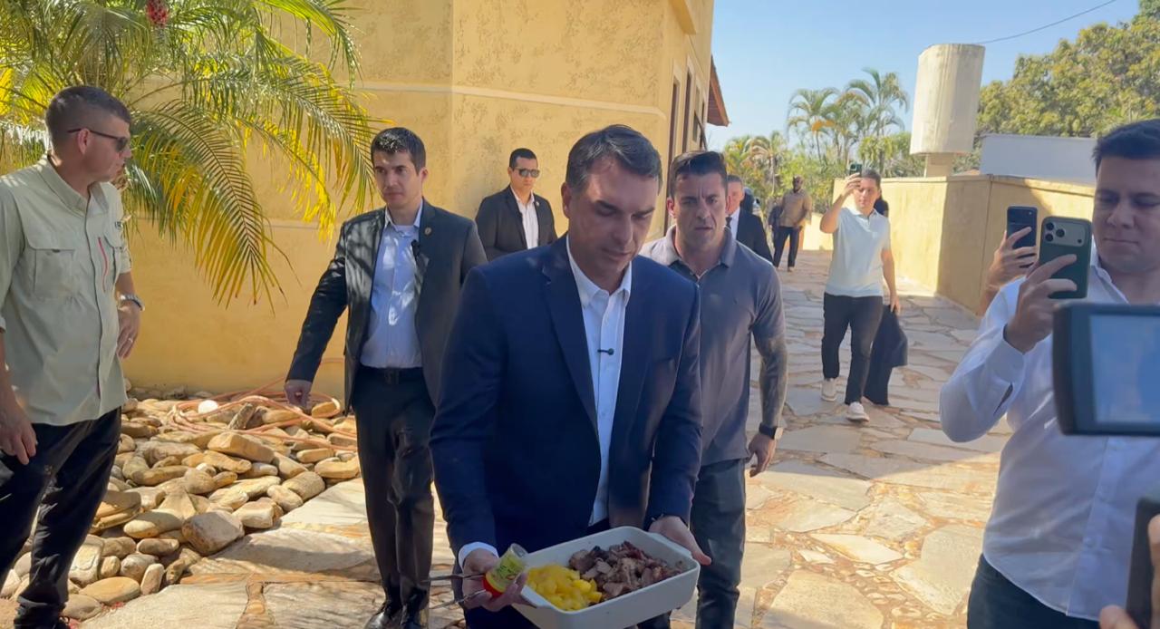 Flávio oferece “picanha” à imprensa e critica operação de Moraes contra fonte de jornalista