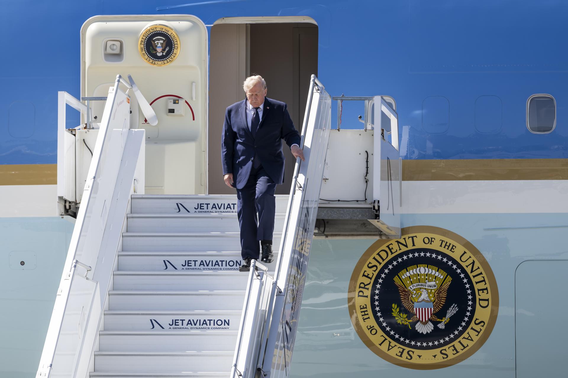 O presidente Donald Trump saindo do Air Force One ao chegar na Suíça, em junho: Operação envolveu troca secreta de avião, caminhão de suprimentos e uso do Air Force One como isca