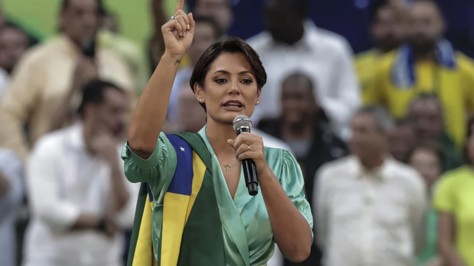 Michelle diz que colocou “uma pedra” na crise com Flávio
