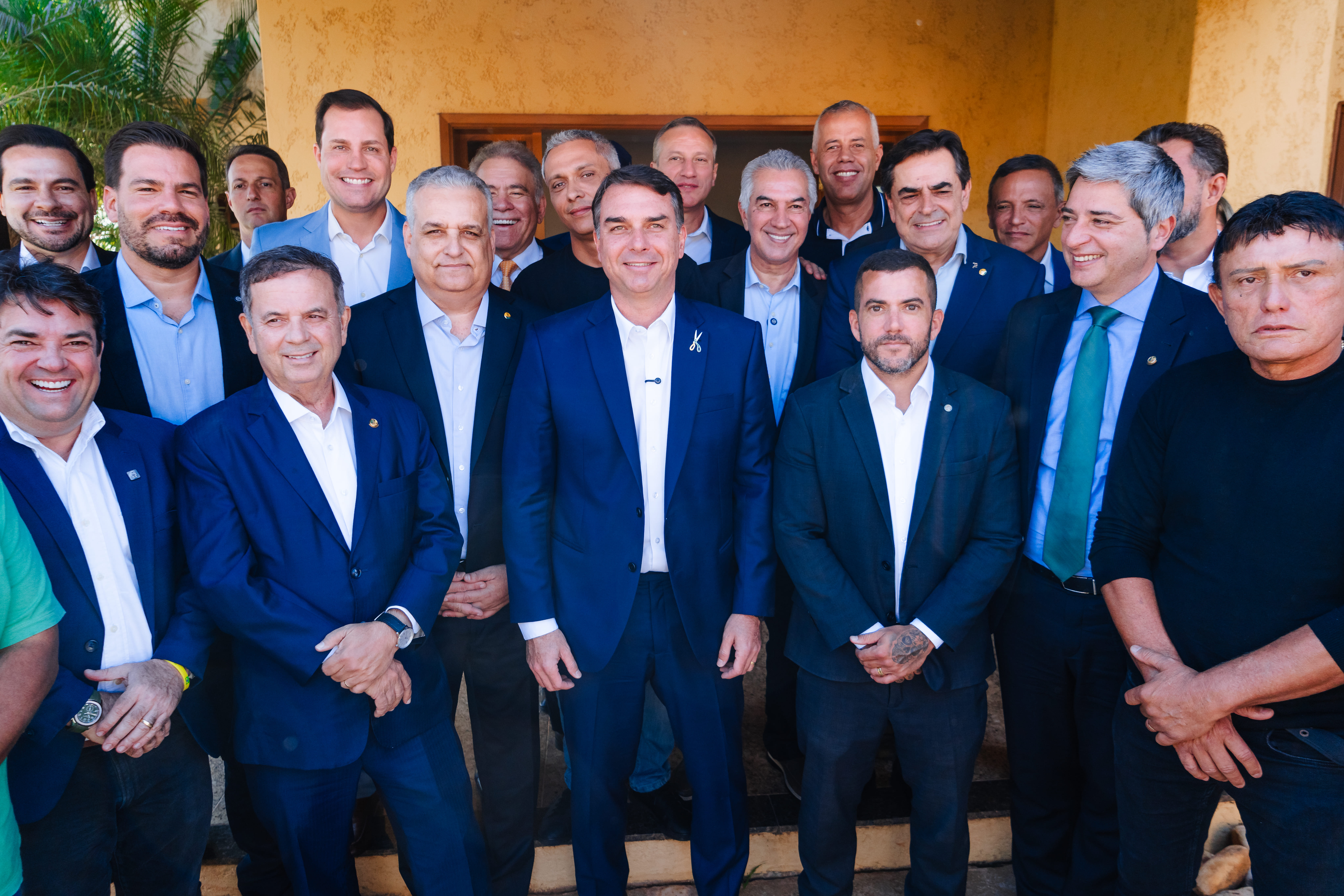 Flávio reúne aliados em Brasília e cobra apoio ao impeachment de Moraes