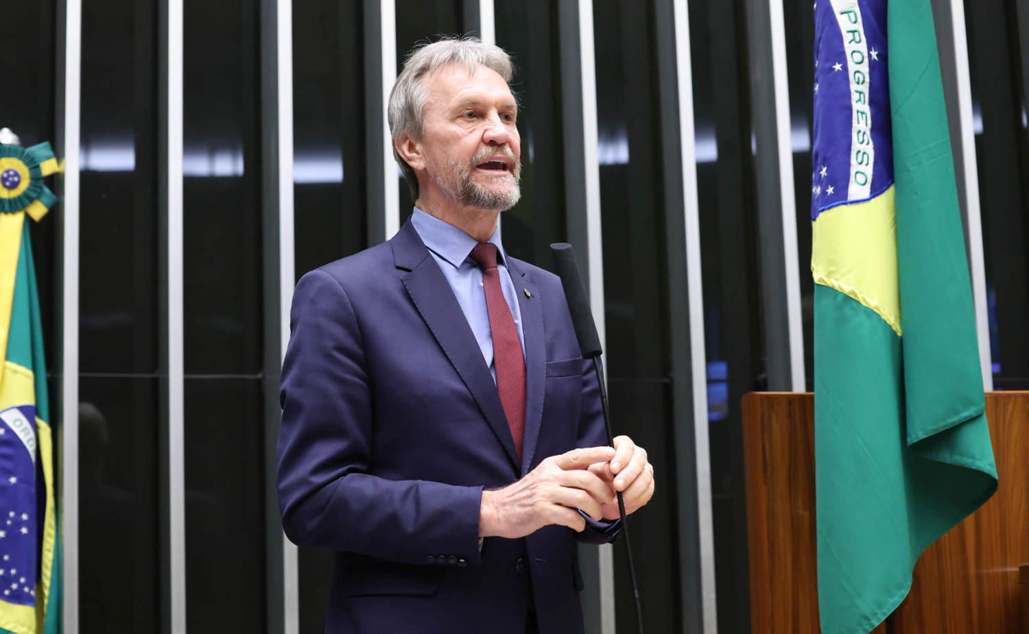 Deputado do PT desmaia durante reunião de líderes da Câmara e é levado ao hospital