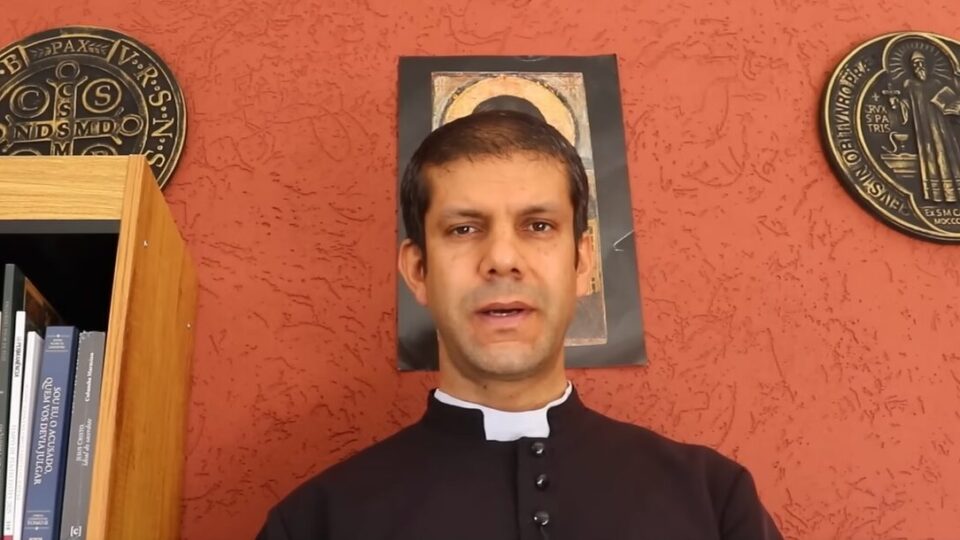 Quem é o padre de SP excomungado por aderir a grupo cismático